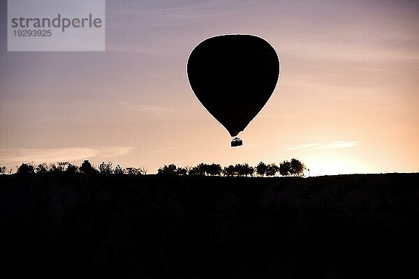 Silhouette von Ballon bei Sonnenaufgang fliegen in Kappadokien