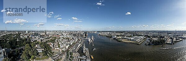 Großes Panorama  Luftbild  Drohnenfoto  Elbe  Skyline Hafen mit Museumsschiffen  Containerhafen  Elbphilharmonie  Hamburg  Deutschland  Europa