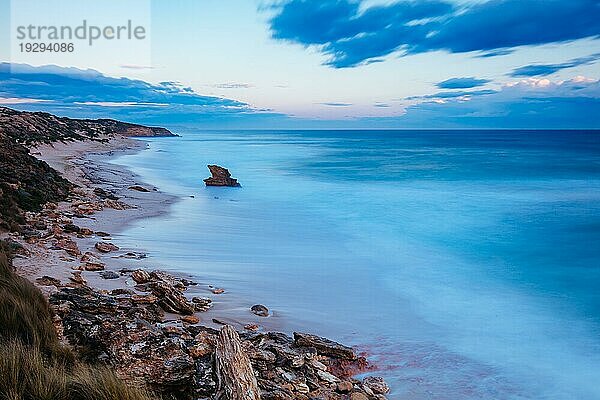 Der idyllische Number Sixteen Beach bei Sonnenuntergang in Rye  Victoria  Australien  Ozeanien