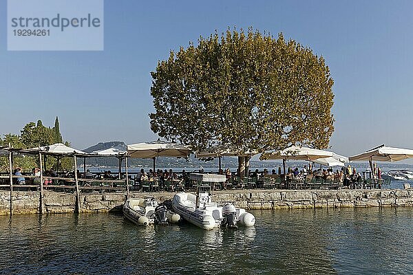 Idyllischer Hafen und Mole am Seeufer  Herbst  Taverne San Vigilio  Punta San Vigilio  Gardasee Ostufer  Venetien  Provinz Verona  Italien  Europa