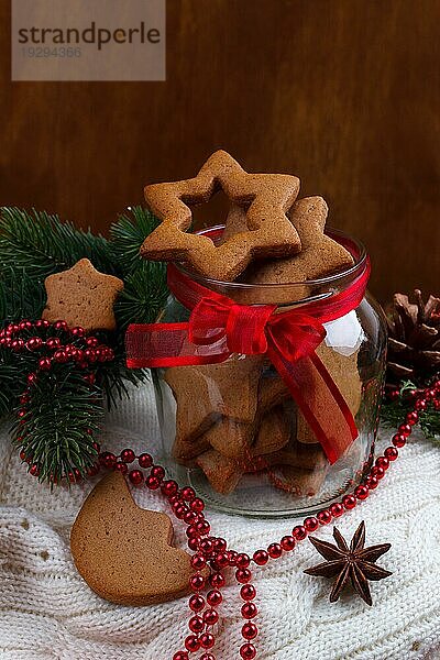 Hausgemachte Weihnachtsplätzchen auf weißem gestrickten Hintergrund  Kopierraum