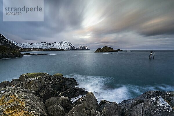 Felsige Küste an Fjord  bei Hamn i Senja  Senja  Norwegen  Europa