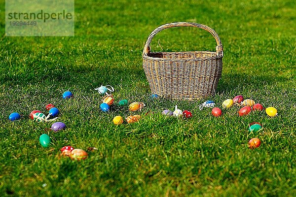 Fröhlicher Osterhase mit Eiern