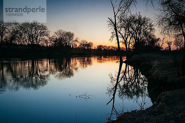 Der idyllische Red River in Grand Forks USA bei Sonnenuntergang
