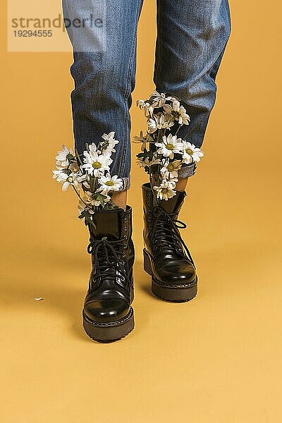 Frau Beine mit Blumen Schuhe