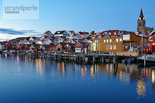 Hafen und kleine Holzhäuser im herbstlichen Abendlicht  blaue Stunde  Stille  Ruhe  Fjällbacka  Bohuslän  Schweden  Europa