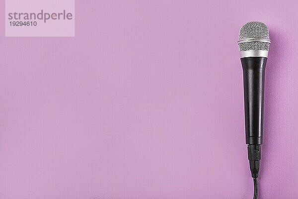 Draufsicht Mikrofon rosa Hintergrund_2