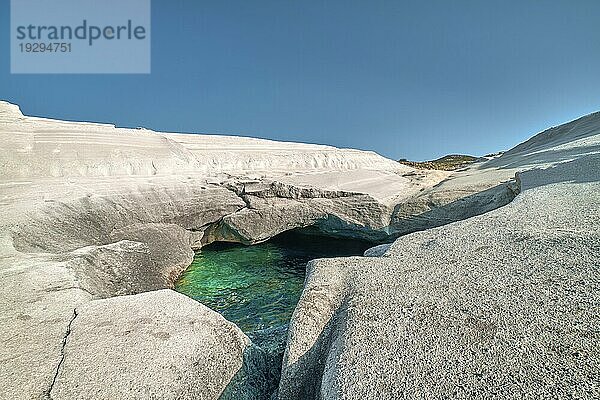 Schöne weiße Felsen und smaragdgrünes Wasser im Meer Höhle Sarakiniko Strand  Ägäisches Meer  Insel Milos  Griechenland. Leere Klippen  Sommertag Sonnenschein  keine Menschen  Mondlandschaft  smaragdgrünes klares Wasser  Meer Höhle  fantastische Felsen  Reiseziel