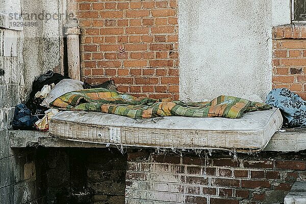 Vorderansicht Matratze Decke Obdachlose
