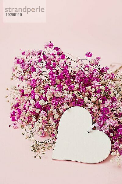 Blank weißen Herzform mit Baby s Atem Blumen rosa Hintergrund