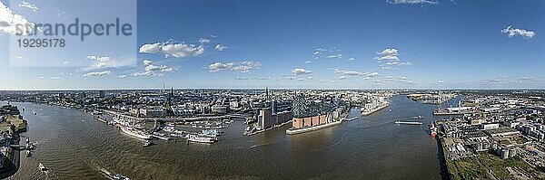 Großes Panorama  Luftbild  Drohnenfoto  Elbe  Skyline Hafen mit Museumsschiffen  Containerhafen  Elbphilharmonie  Hamburg  Deutschland  Europa