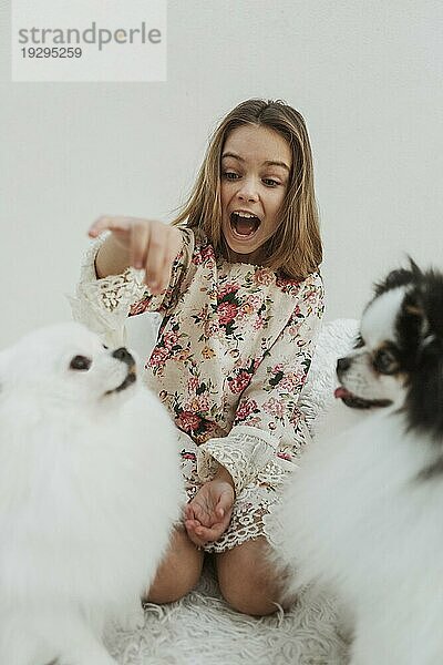 Mädchen und ihre Hunde erhalten Leckerlis