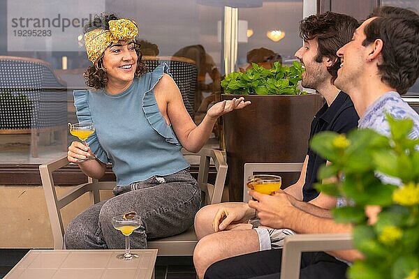 Freunde  die im Urlaub eine gute Zeit miteinander verbringen  Cocktails trinken und im Freien plaudern