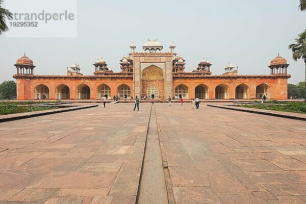 Frontalansicht des Hauptgebäudes des Grabmals von Akbar dem Großen in Agra an einem bedeckten Tag