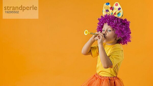 Mädchen mit Clownskostüm kopiert Raum