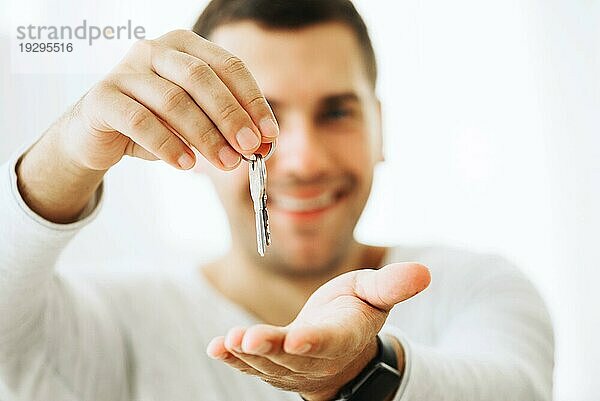 Zufriedener Mann mit neuen Schlüsseln