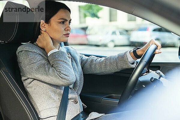 Seitenansicht Geschäftsfrau mit Nackenschmerzen Auto