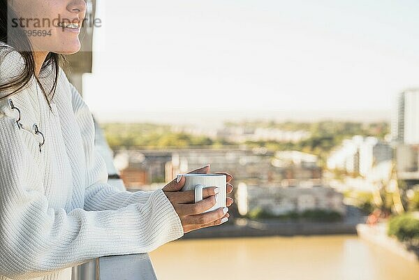 Nahaufnahme Frau stehend Balkon mit Tasse Kaffee