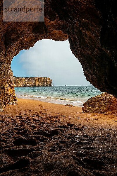 Natürliche Höhle an der Algarve am Strand von Praia da Coelha  Albufeira. Portugal