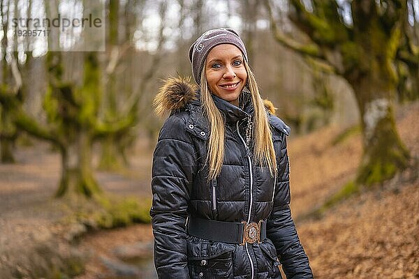 Sehr glückliches blondes Mädchen in einem schönen Wald