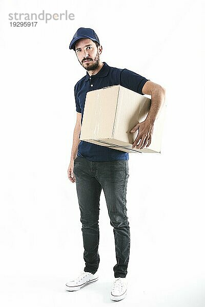 Portrait Zusteller mit Paket