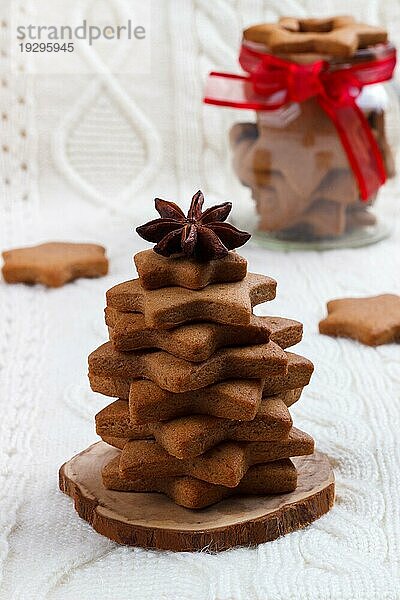 Hausgemachte Weihnachtsplätzchen auf weißem gestrickten Hintergrund  Kopierraum