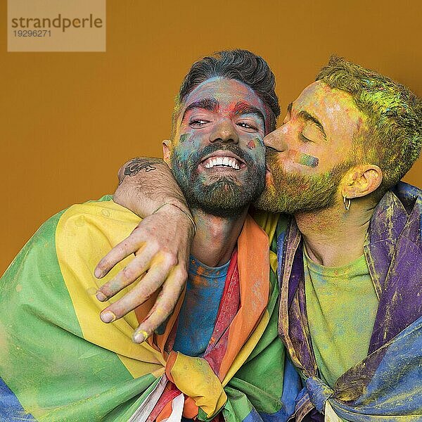 Verspieltes schwules Paar in Regenbogenfarben