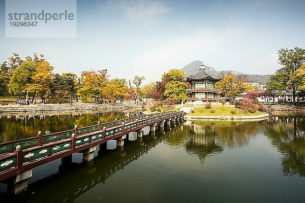 Der Gyeongbokgung Palast und sein Gelände an einem schönen Herbsttag in Seoul  Südkorea  Asien