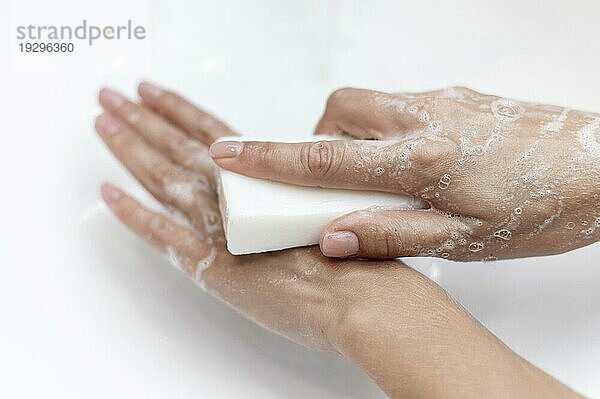Draufsicht Person beim Händewaschen mit fester Seife