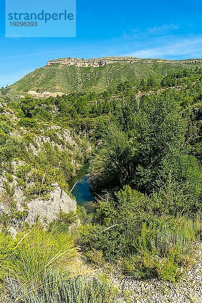 Route der Pantaneros zu den Hängebrücken des Loriguilla Stausees. Die Stadt Chulilla in der Autonomen Gemeinschaft Valencia. Spanien