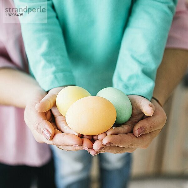 Frau Kind hält Ostereier Hände