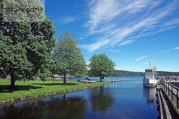 Kanalähnliches stilles Gewässer und ein hölzernes Passagierschiff  Aquädukt von Haverud  Dalslandkanal  Västra Götaland  Schweden  Europa