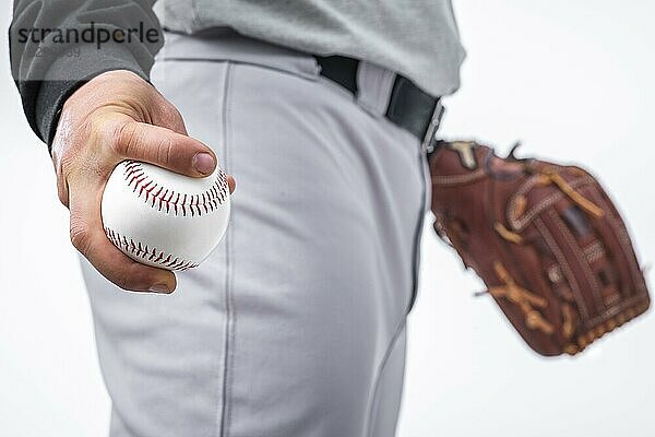 Nahaufnahme Mann hält Baseballhandschuh