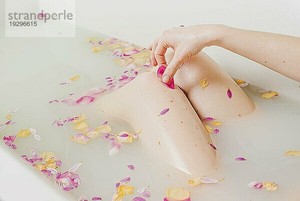 Frau entspannendes Bad mit Blumen