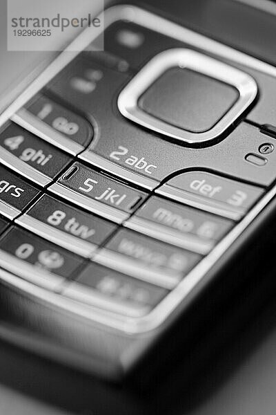 Monochromatisches Bild der Tastatur eines Mobiltelefons. Kurze Tiefenschärfe