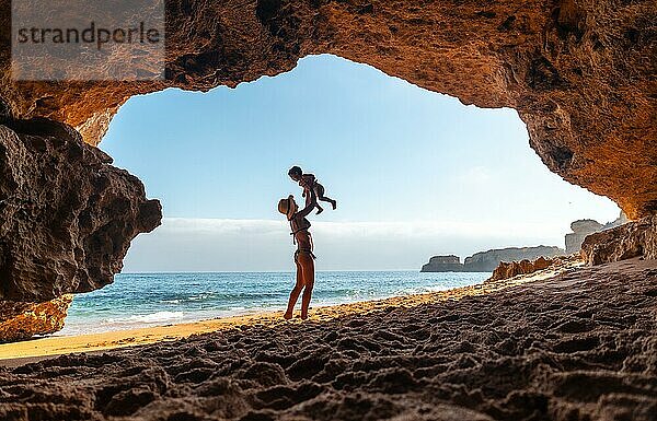 Spaß mit dem Sohn in der Strandhöhle an der Algarve  Praia da Coelha  Albufeira. Portugal