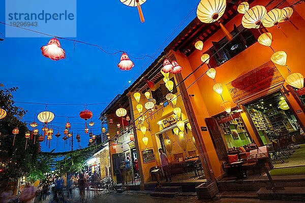 HOI AN  VIETNAM  21. SEPTEMBER 2018: Traditionelle Gebäude bei Nacht mit Laternen in der UNESCO Kulturerbestadt Hoi An in der Provinz Quang Nam in Vietnam