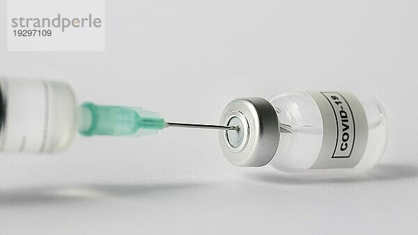 Vorderansicht Spritzen Impfstoff Flasche