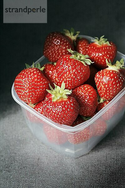 Erdbeeren in einem Plastikbehälter. Kurze Tiefenschärfe