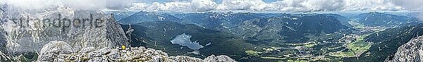 Alpenpanorama  Luftaufnahme  Gipfelkreuz des Waxenstein  Eibsee und Wettersteingebirge  Garmisch-Patenkirchen  Bayern  Deutschland  Europa