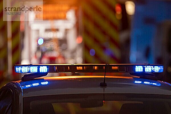 Blaues und rotes Polizeiblitzlicht in der Nacht. Mittlere Aufnahme