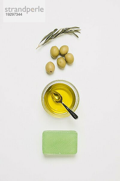 Angereihte Olivenprodukte Draufsicht