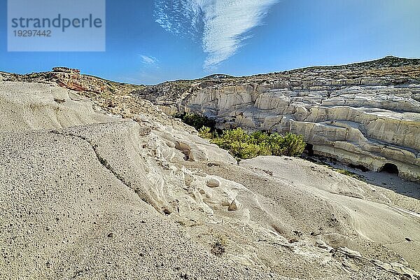 Berühmte weiße Felsen am Strand von Sarakiniko  Ägäisches Meer  Insel Milos  Griechenland. Keine Menschen  leere Klippen  Sommertag Sonnenschein  schöne Landschaft  blauer Himmel und Wolken  fantastische Schlucht von Touristenziel