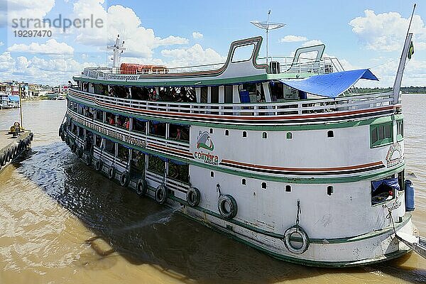 Traditionelles Holzboot beim Anlegen an der Mole von Nova Olinda do Norte  Bundesstaat Amazonien  Brasilien  Südamerika