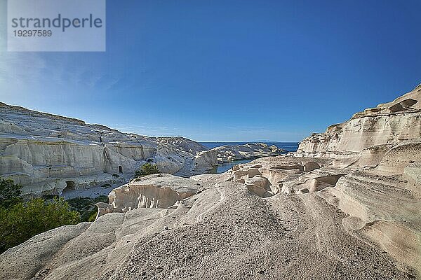 Berühmte weiße Felsen am Strand von Sarakiniko  Ägäisches Meer  Insel Milos  Griechenland. Keine Menschen  leere Klippen  Sommertag Sonne  schöne Landschaft  blauer Himmel und Wolken  fantastische Schlucht  Touristenziel