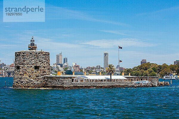 Sydney  Australien  30. November 2014: Der Blick in Richtung Sydney CBD über Fort Denison und Sydney Harbour an einem heißen Frühlingstag  Ozeanien