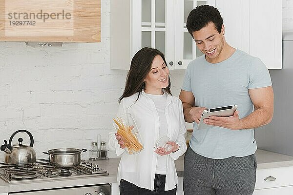 Ehepaar lernt in Onlinekursen kochen