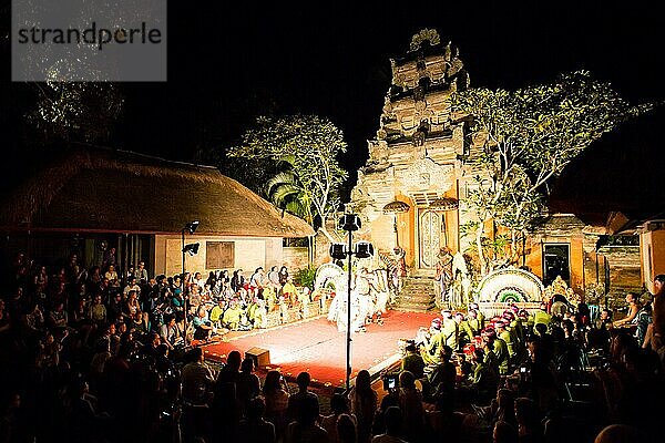 UBUD  BALI  INDONESIEN  SEP 5  2014: Eine traditionelle balinesische Show im Zentrum von Ubud  Bali  Indonesien  Asien