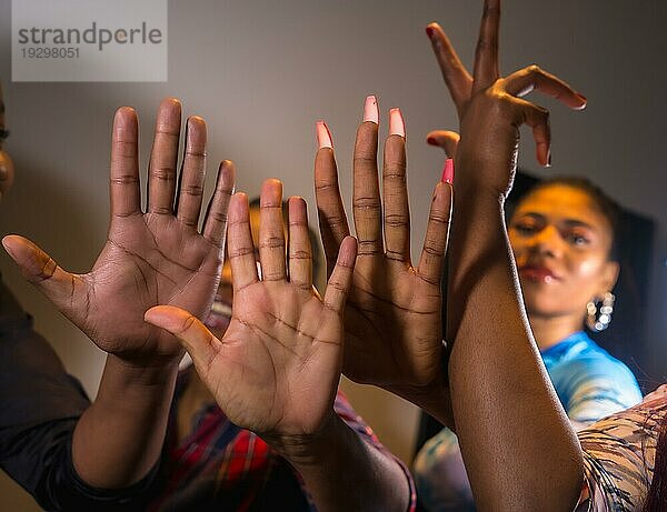 Die schönen schwarzen ethnischen Häute einiger Freunde beim Händeschütteln