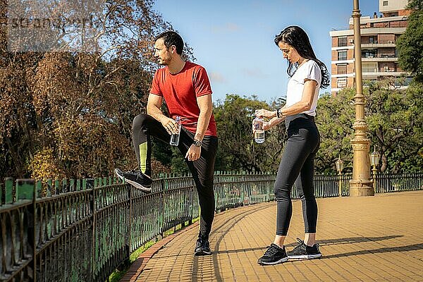 Fitness Latein Sportler und weiße Frau  die nach dem Training eine Pause einlegen